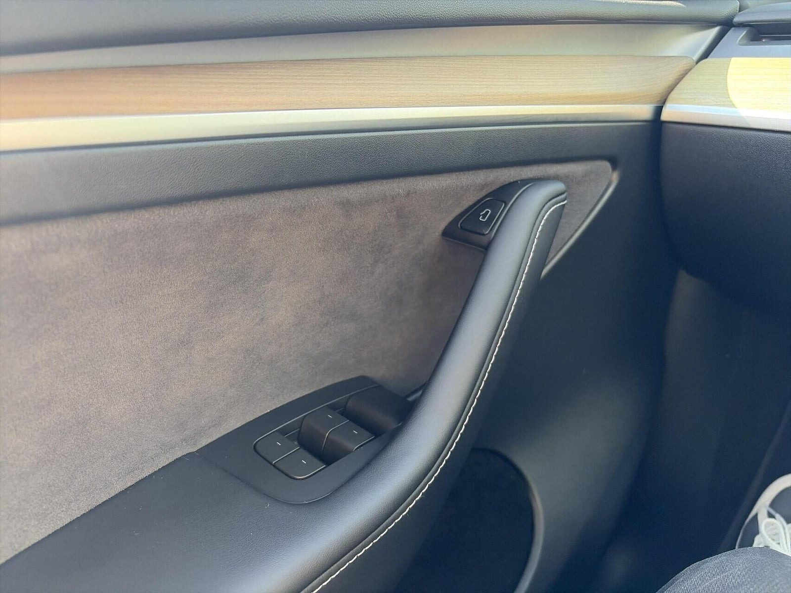 Blå Tesla Model Y fra 2023