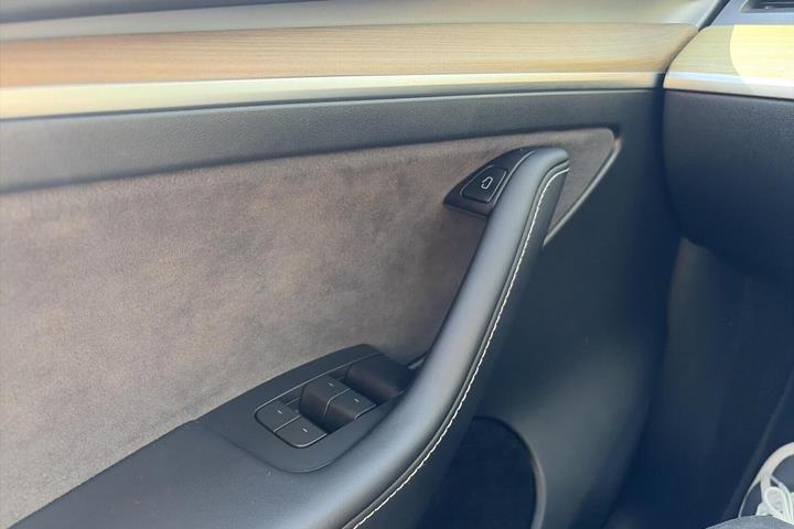 Blå Tesla Model Y fra 2023