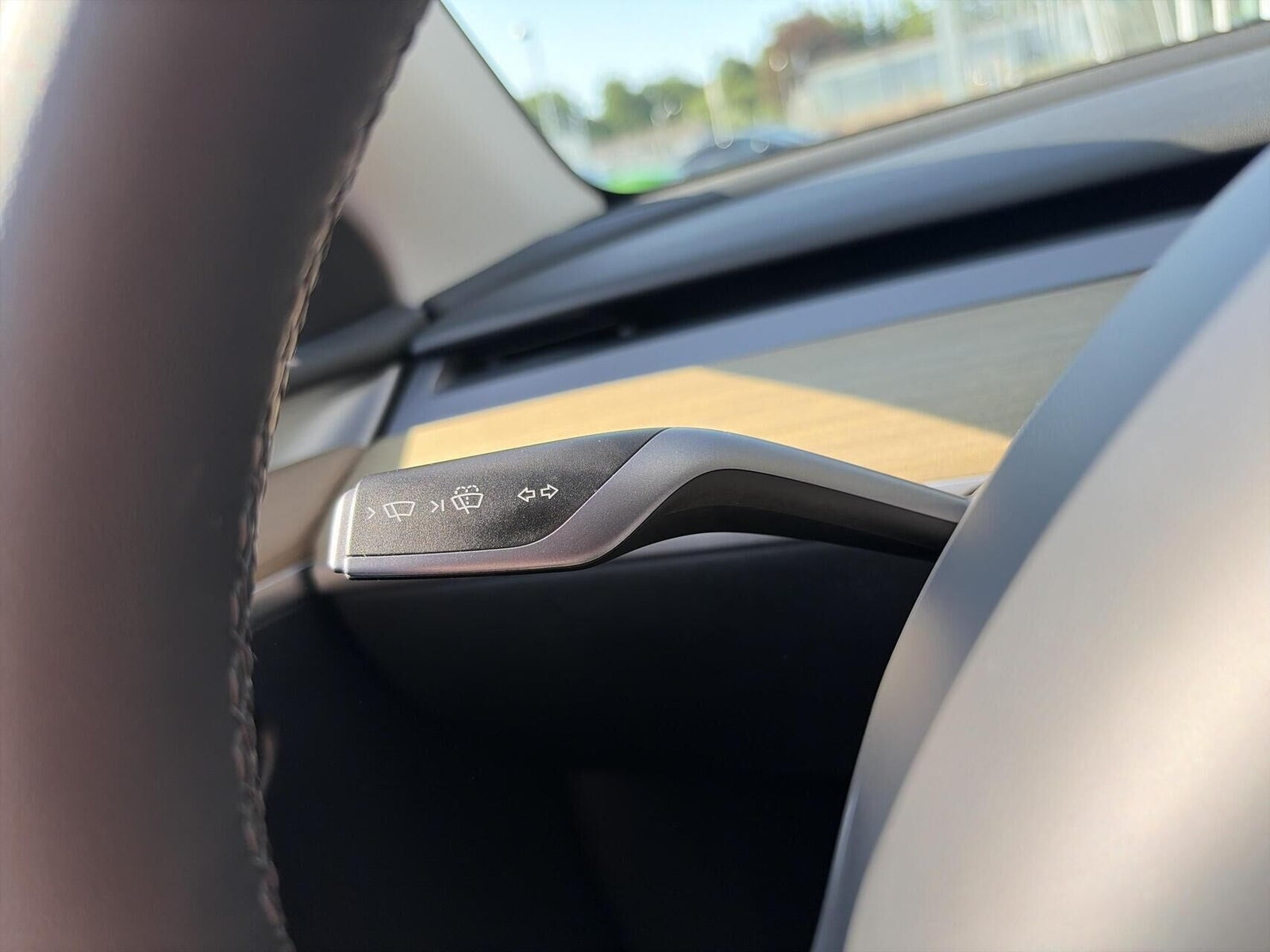 Blå Tesla Model Y fra 2023