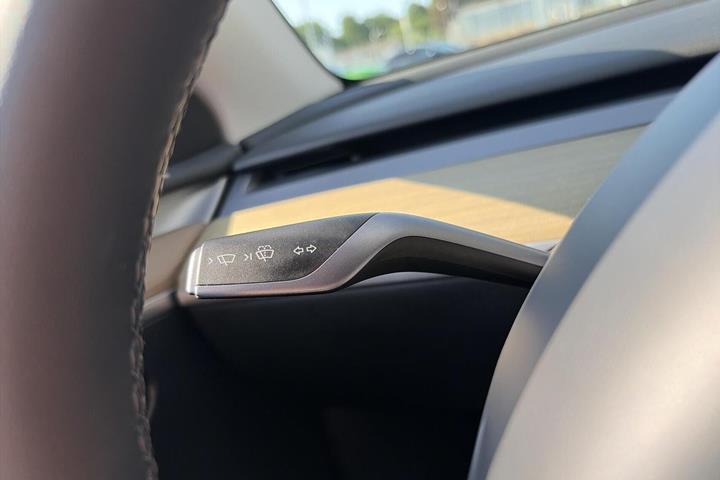 Blå Tesla Model Y fra 2023
