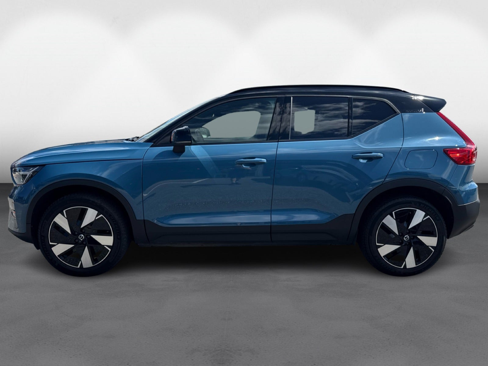 Blå Volvo XC40 fra 2023