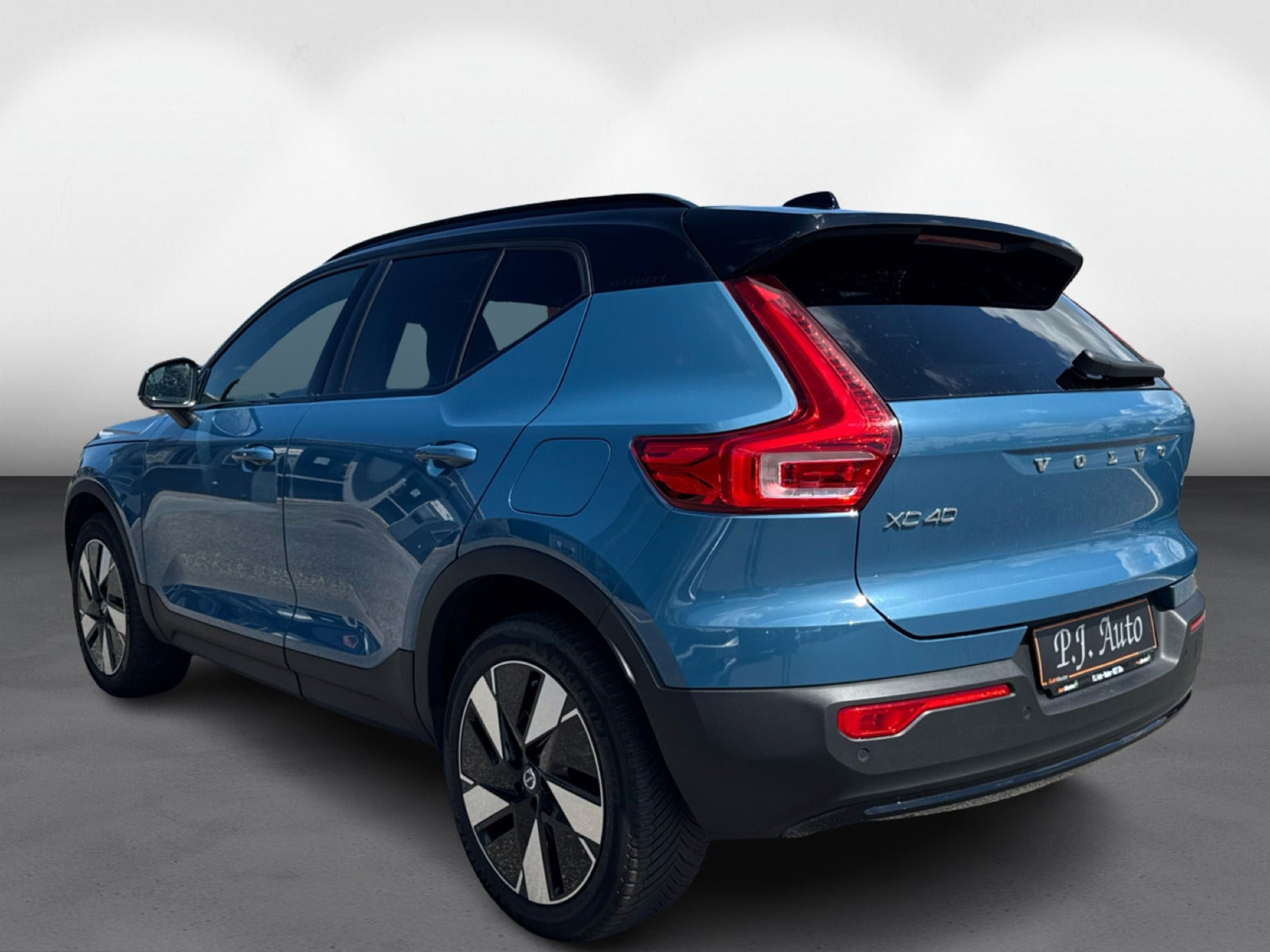 Blå Volvo XC40 fra 2023