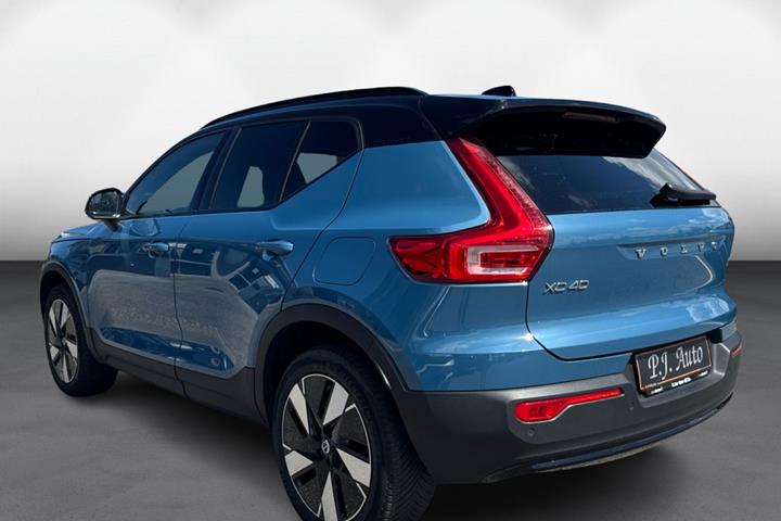 Blå Volvo XC40 fra 2023