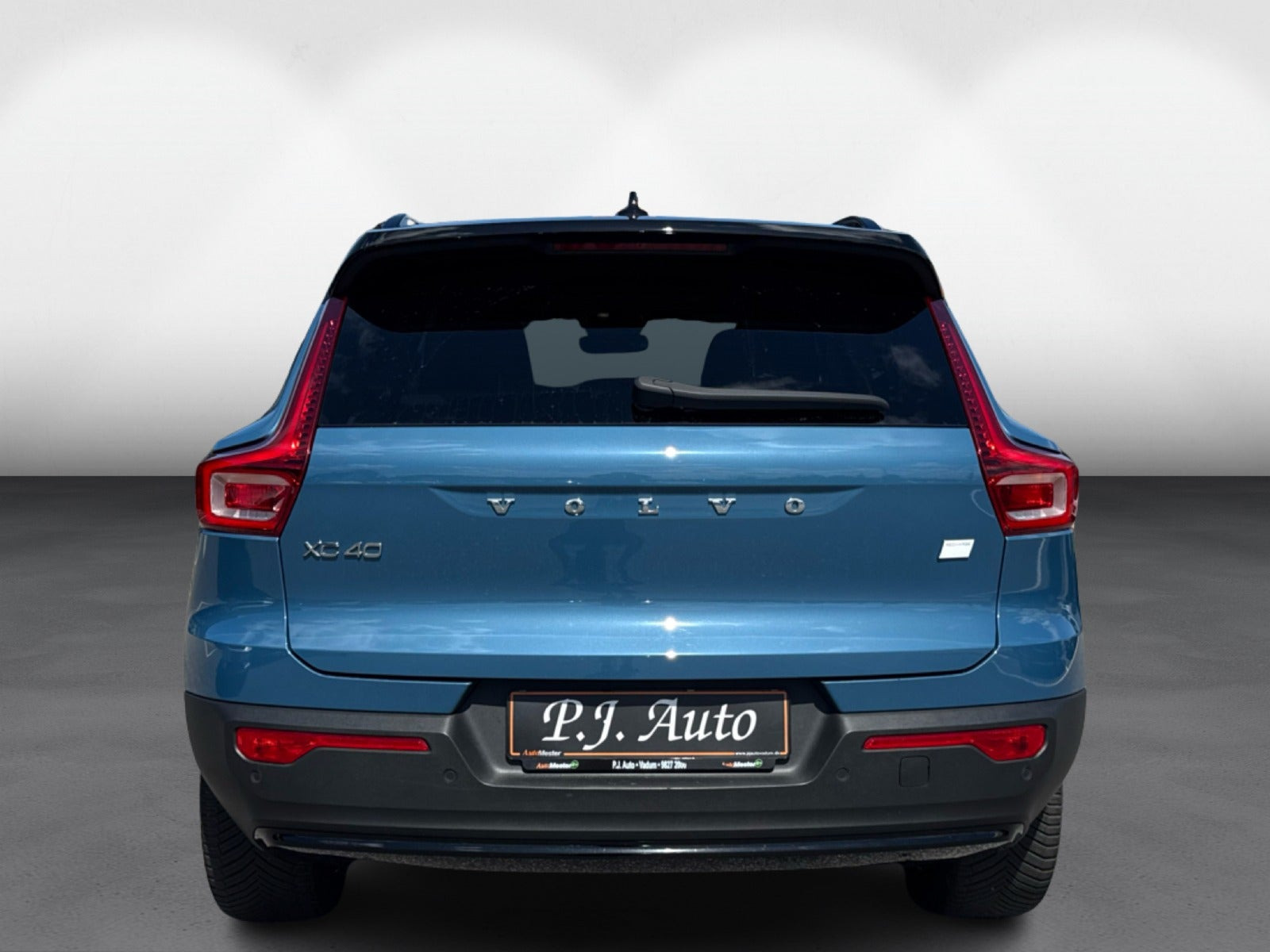Blå Volvo XC40 fra 2023