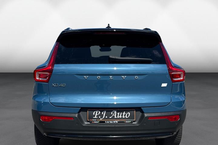 Blå Volvo XC40 fra 2023