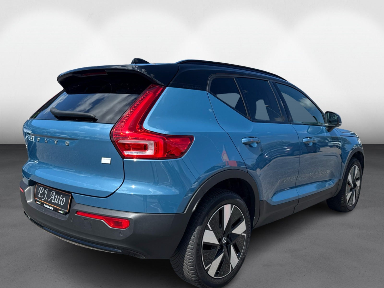 Blå Volvo XC40 fra 2023