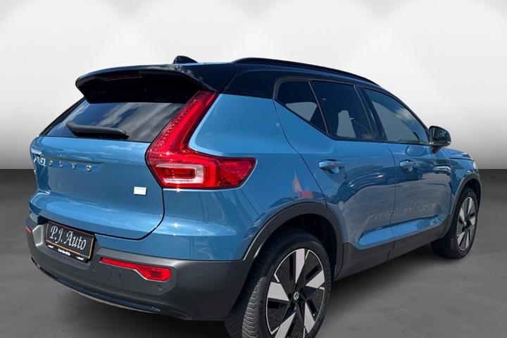 Blå Volvo XC40 fra 2023