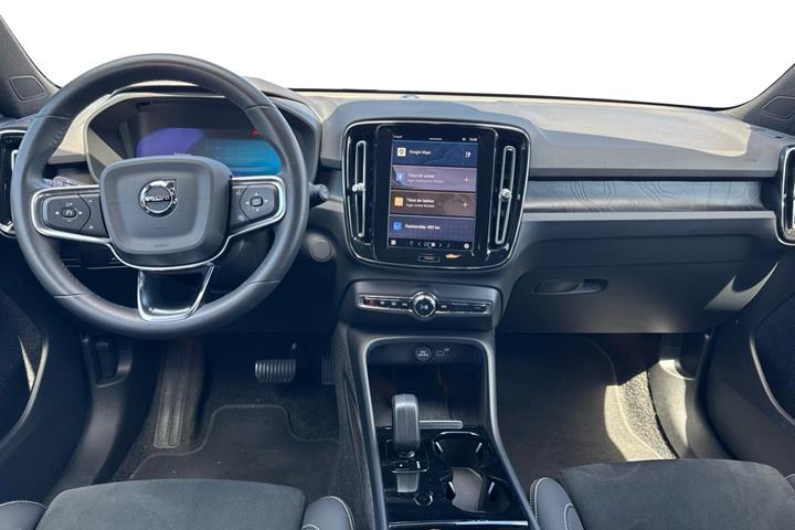 Blå Volvo XC40 fra 2023