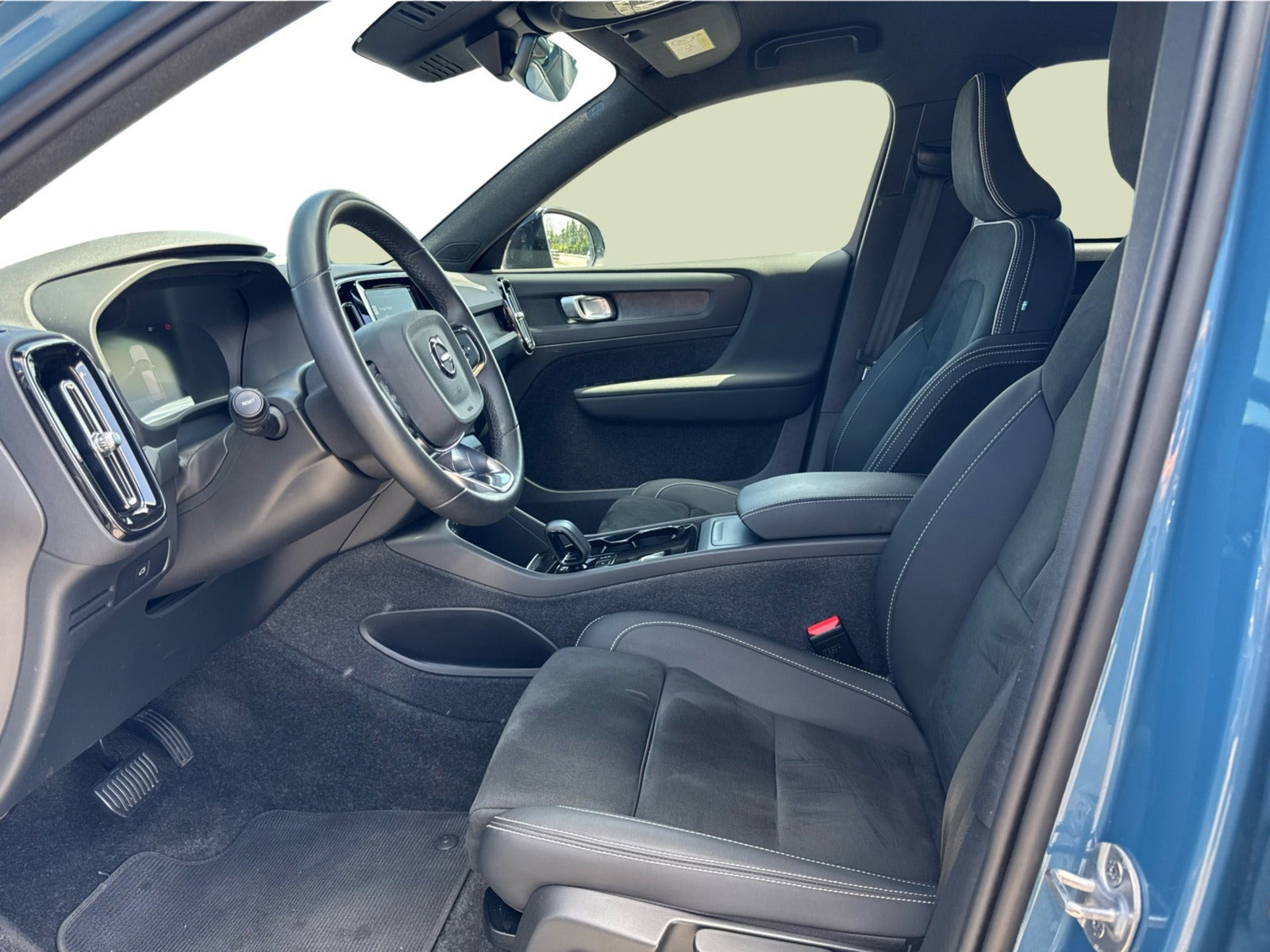 Blå Volvo XC40 fra 2023