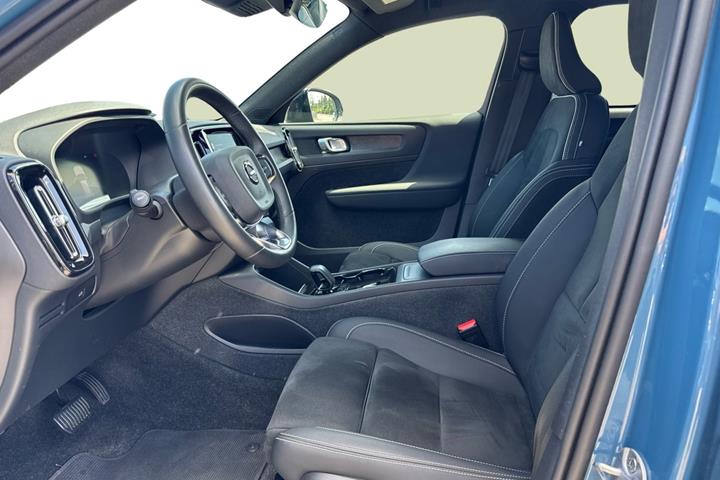Blå Volvo XC40 fra 2023
