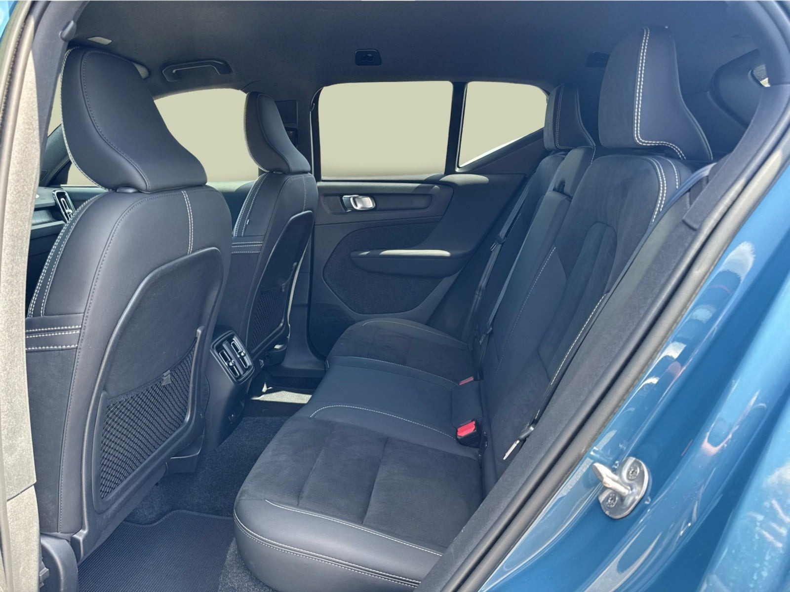 Blå Volvo XC40 fra 2023
