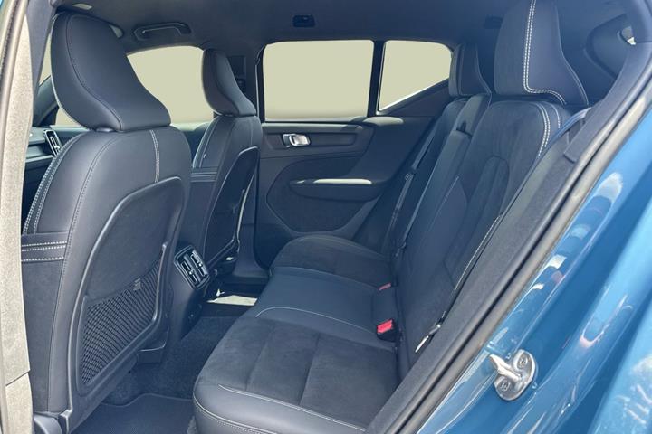 Blå Volvo XC40 fra 2023