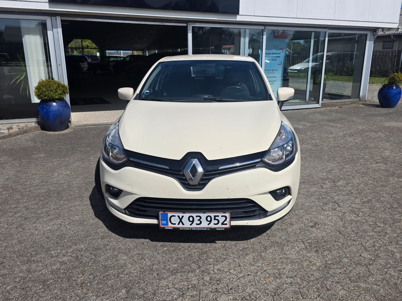 Beige Renault Clio IV fra 2017