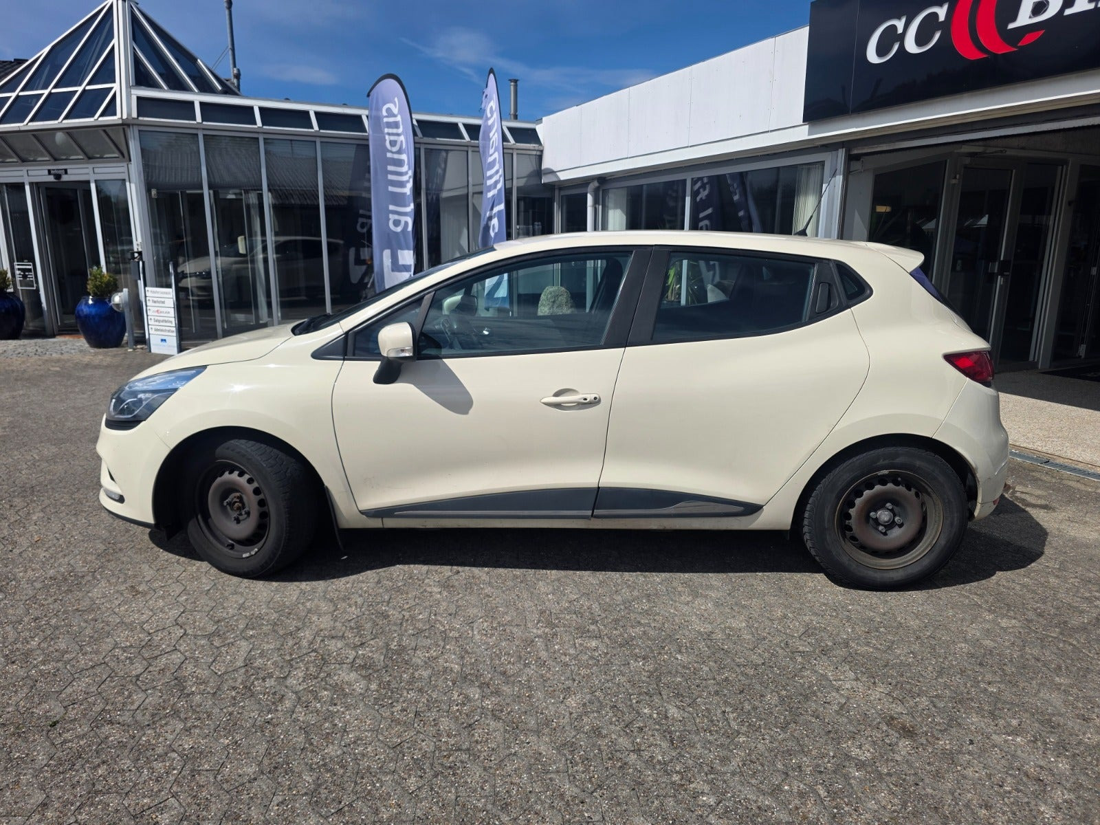 Beige Renault Clio IV fra 2017