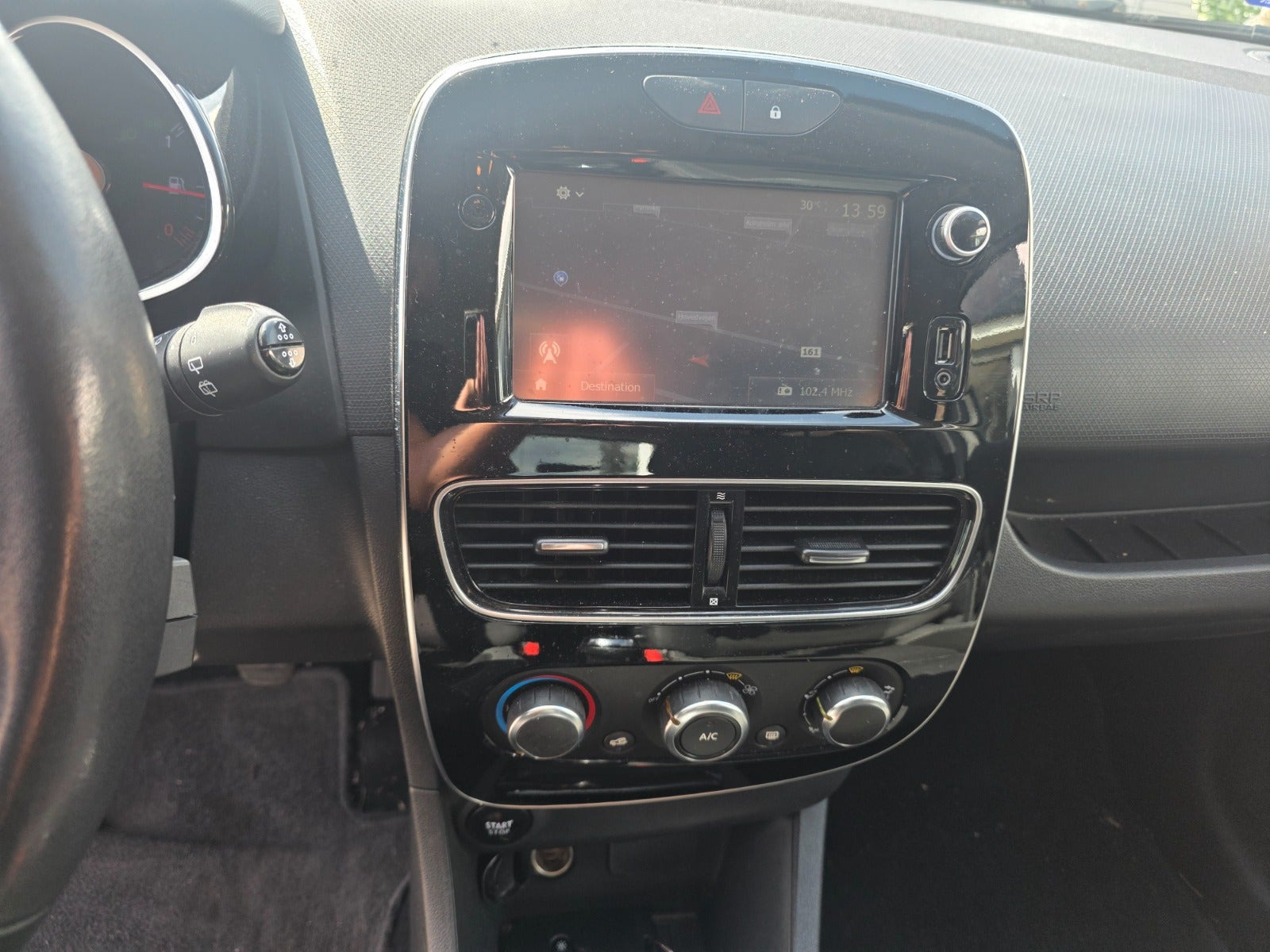 Beige Renault Clio IV fra 2017