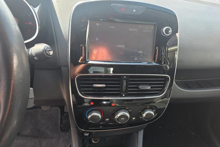 Beige Renault Clio IV fra 2017