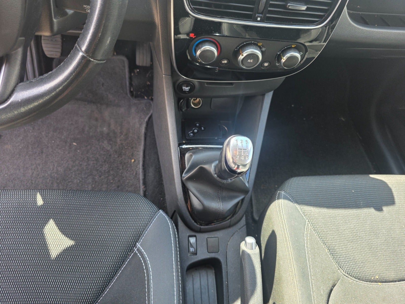 Beige Renault Clio IV fra 2017