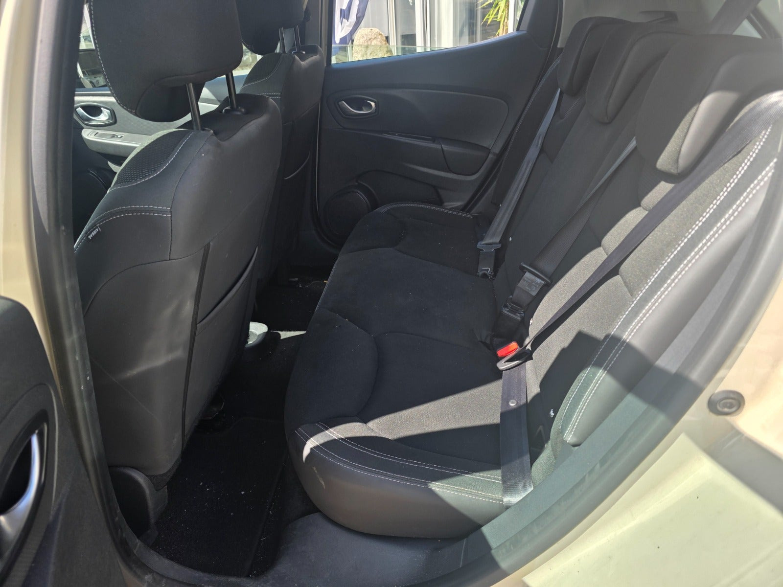 Beige Renault Clio IV fra 2017