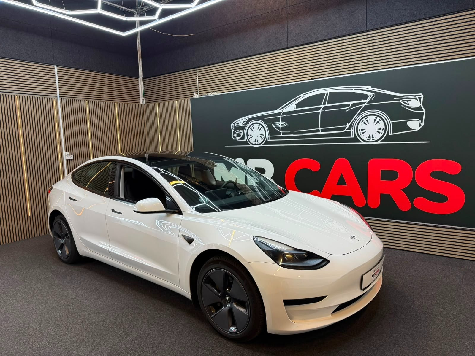 Hvid Tesla Model 3 fra 2023 set udefra