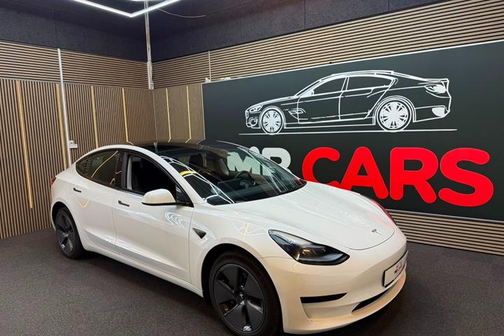 Hvid Tesla Model 3 fra 2023 set udefra