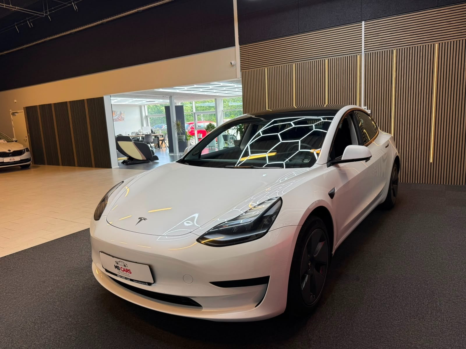 Hvid Tesla Model 3 fra 2023