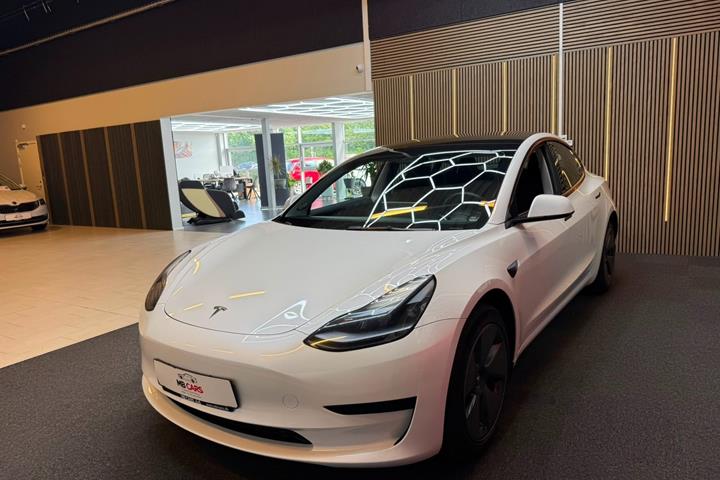 Hvid Tesla Model 3 fra 2023