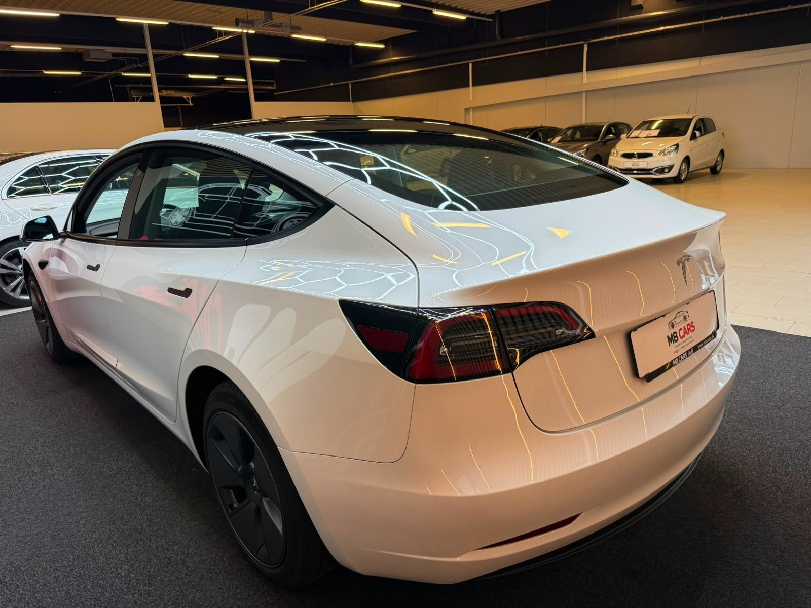 Hvid Tesla Model 3 fra 2023