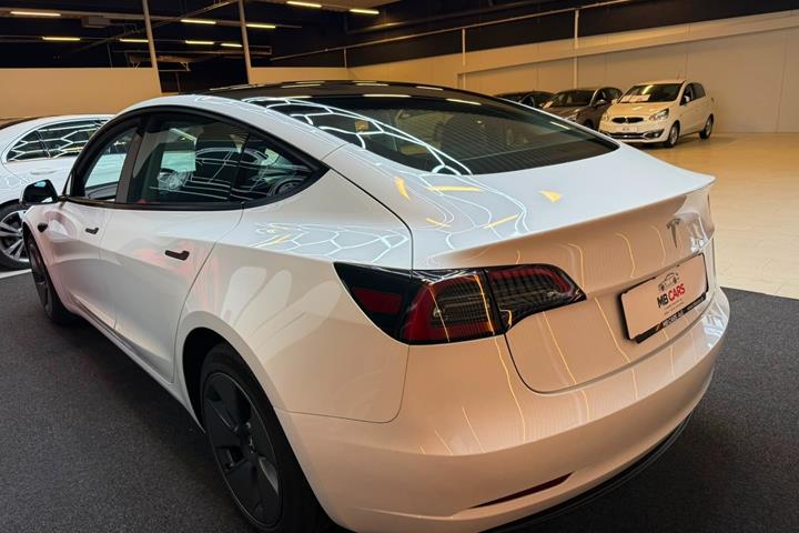Hvid Tesla Model 3 fra 2023