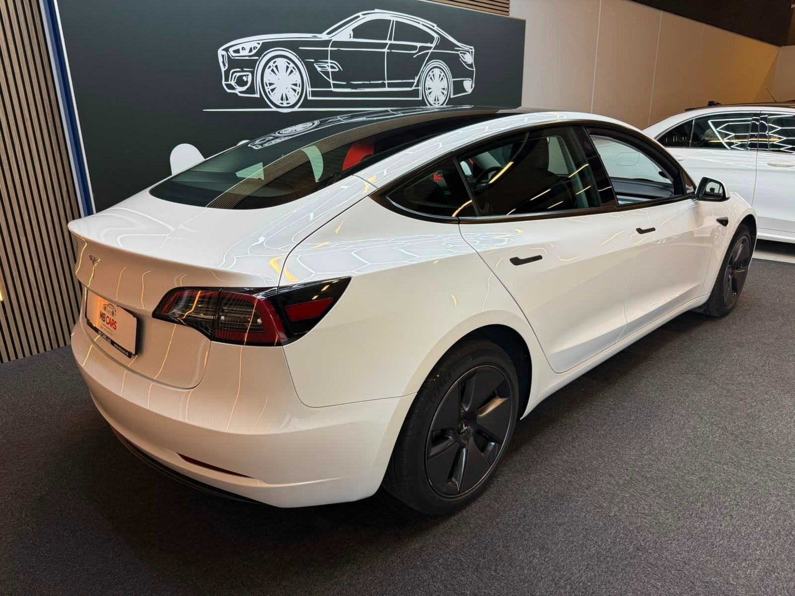 Hvid Tesla Model 3 fra 2023