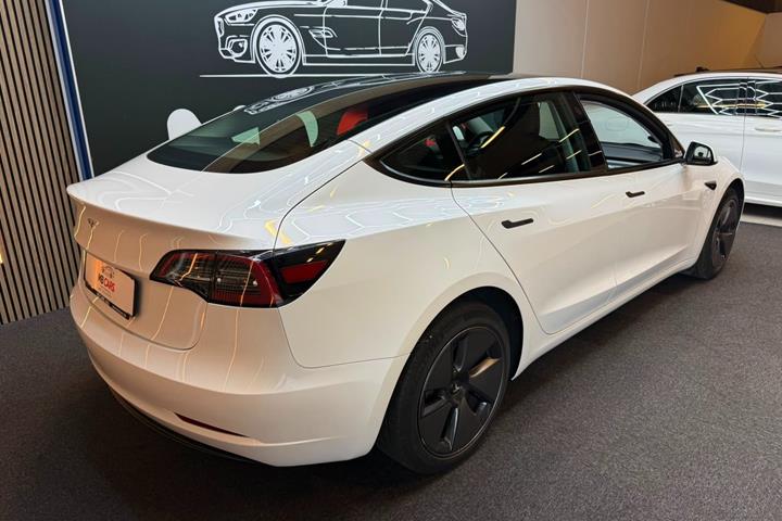 Hvid Tesla Model 3 fra 2023
