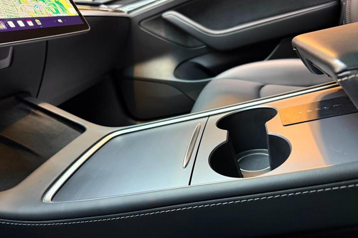 Hvid Tesla Model 3 fra 2023