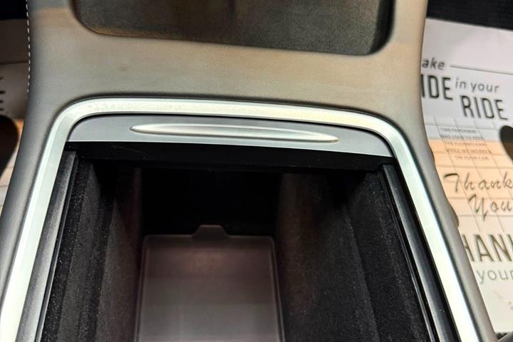 Hvid Tesla Model 3 fra 2023
