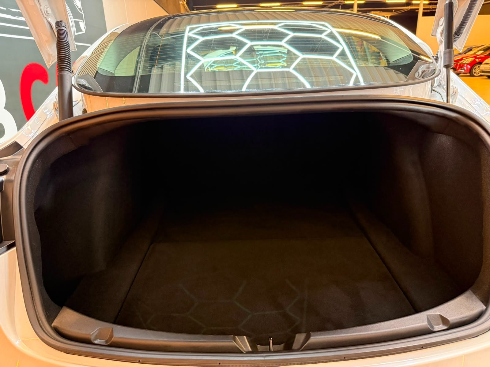 Hvid Tesla Model 3 fra 2023