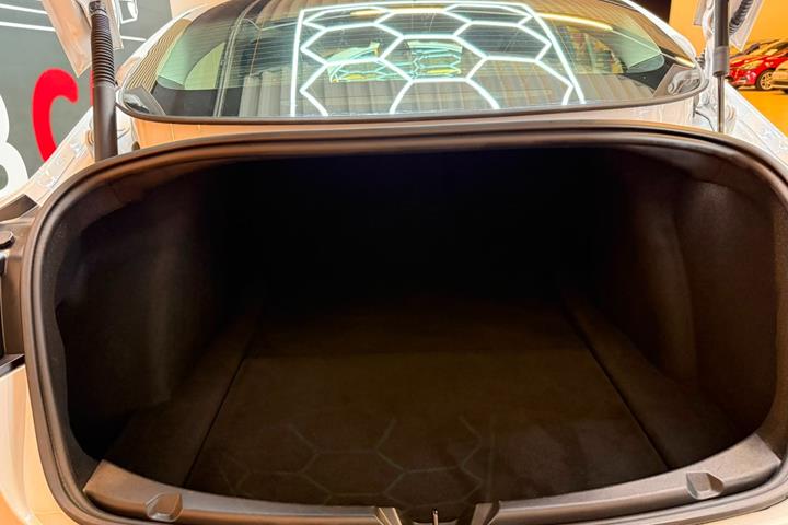 Hvid Tesla Model 3 fra 2023