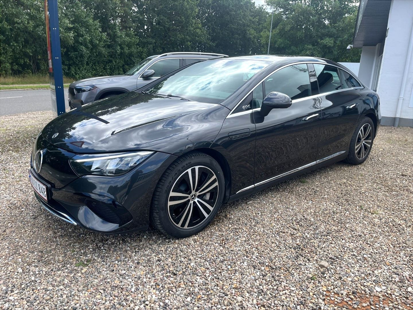Grå Mercedes EQE300 fra 2025