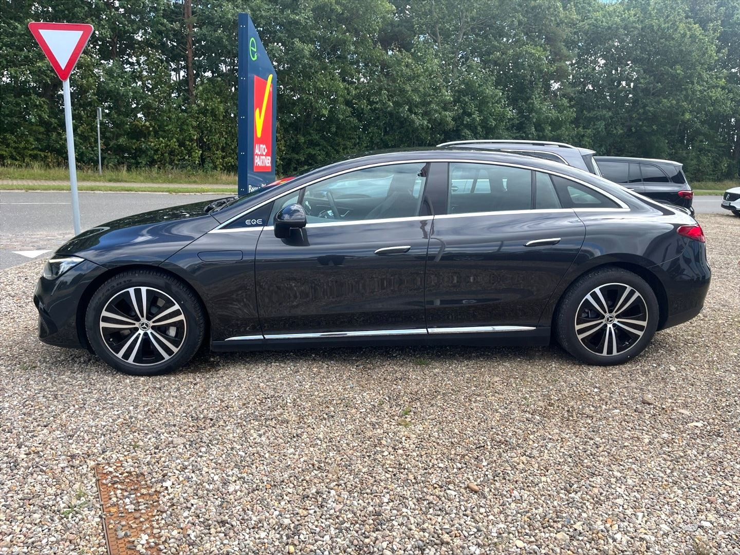 Grå Mercedes EQE300 fra 2025