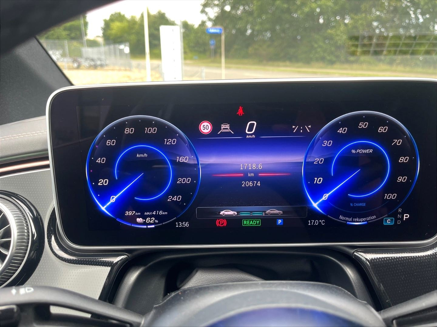 Grå Mercedes EQE300 fra 2025
