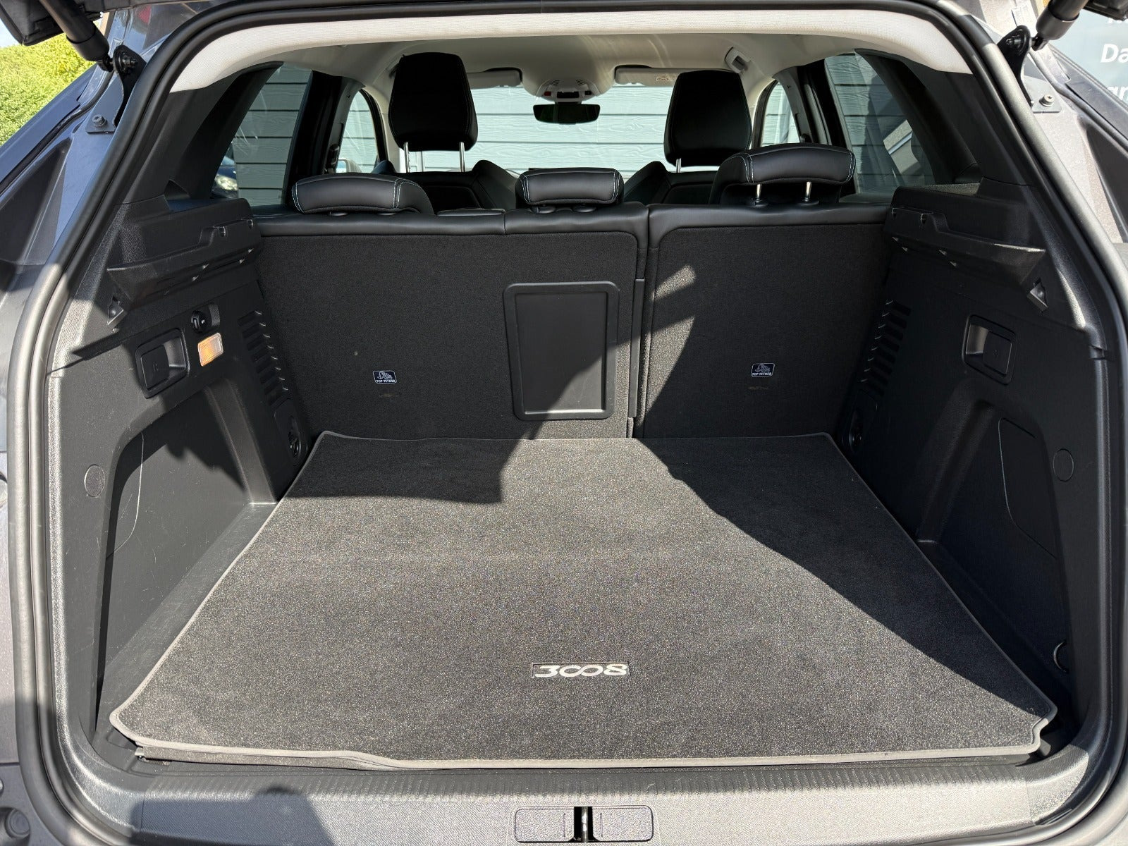 Grå Peugeot 3008 fra 2021