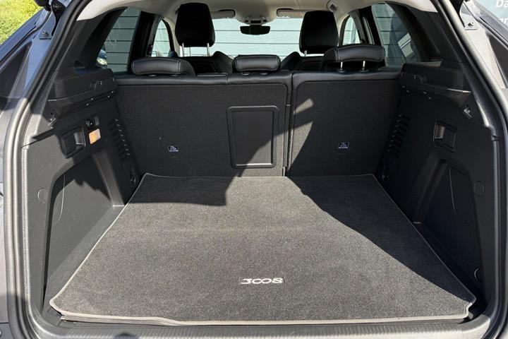 Grå Peugeot 3008 fra 2021