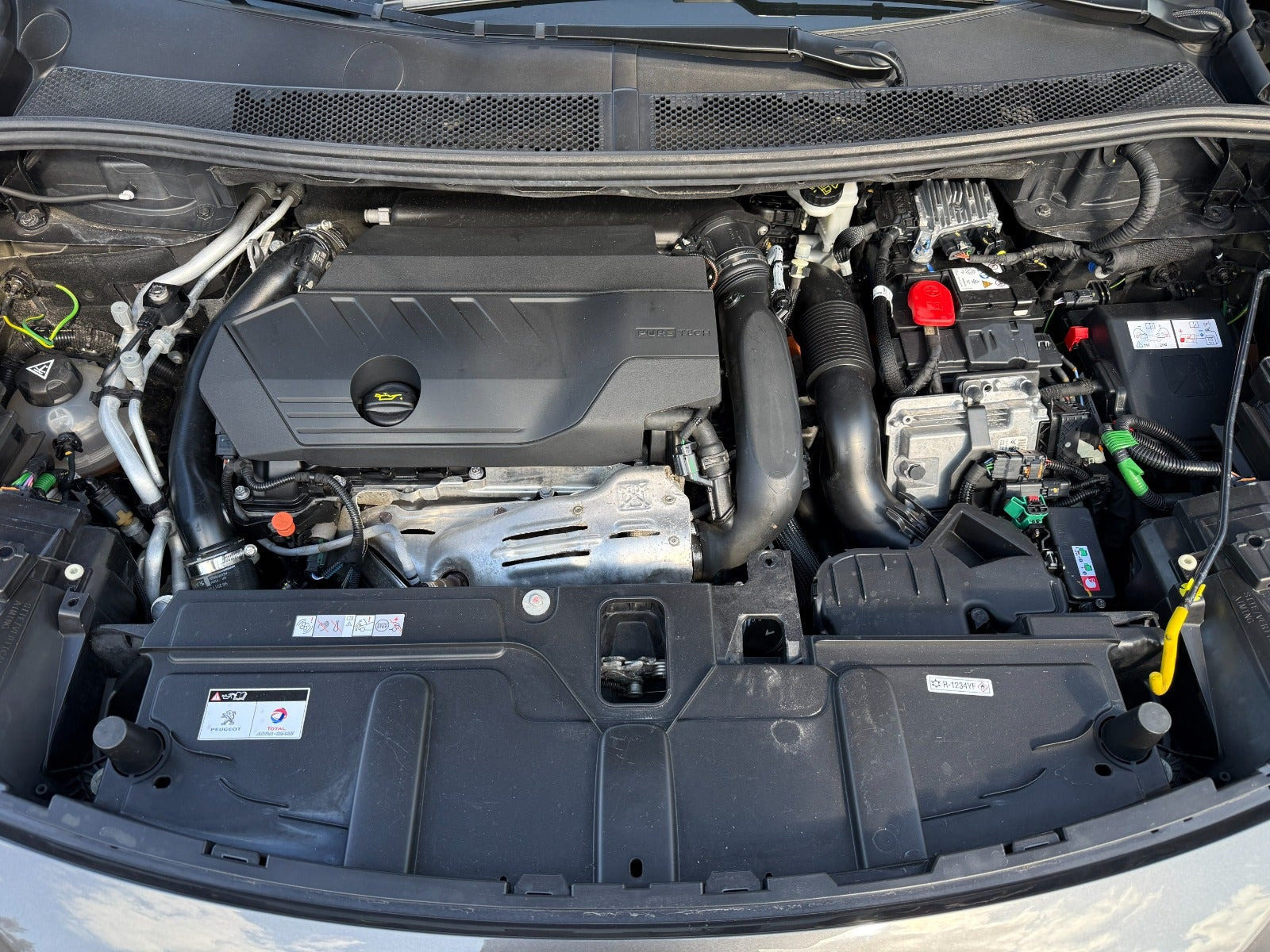 Grå Peugeot 3008 fra 2021