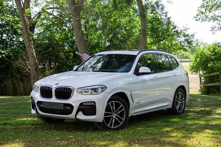 Hvid BMW X3 fra 2018 set udefra