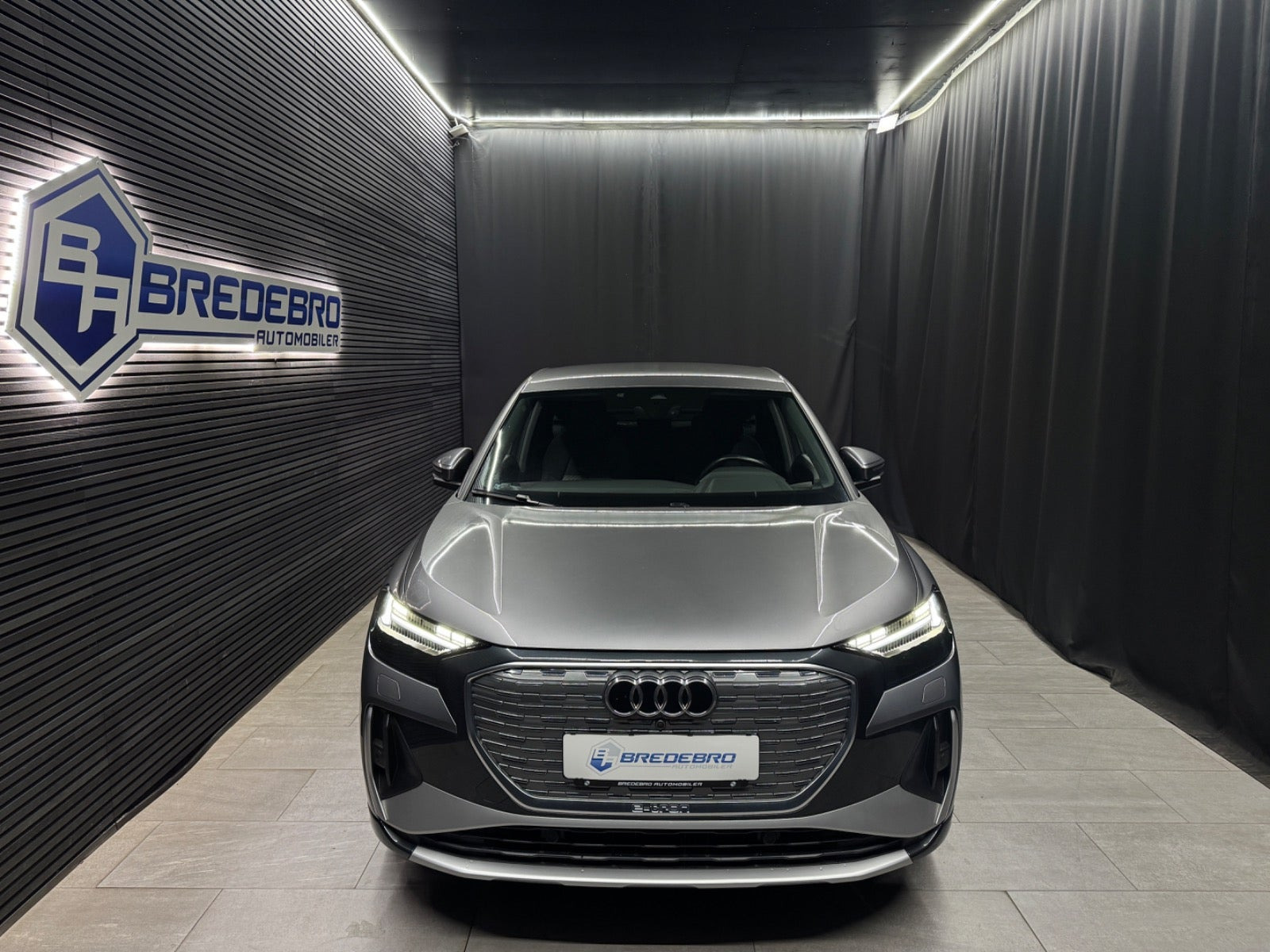 Grå Audi Q4 e-tron fra 2024