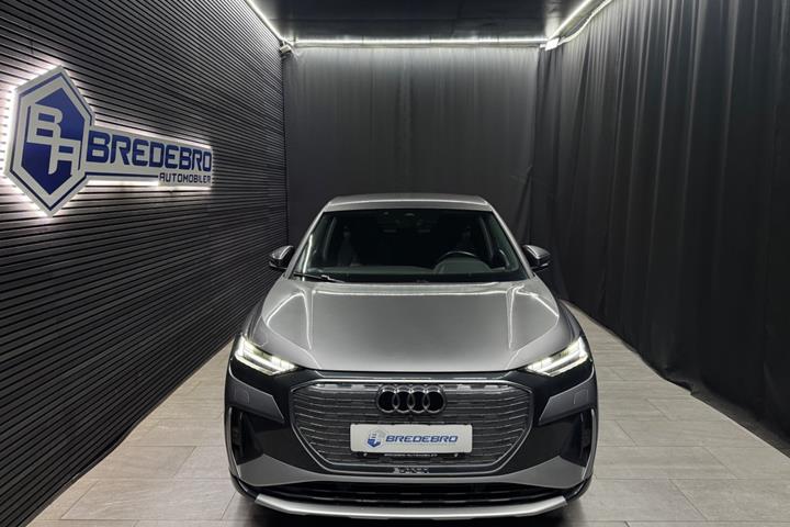 Grå Audi Q4 e-tron fra 2024