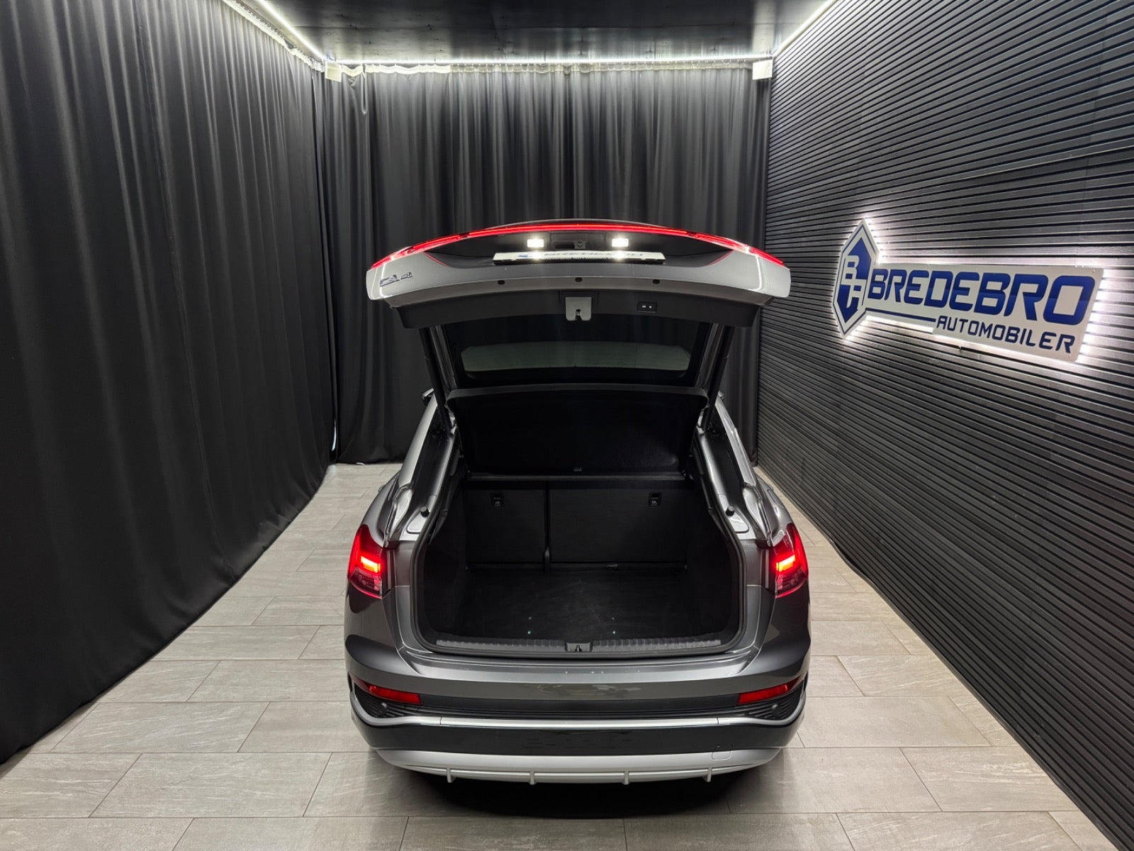 Grå Audi Q4 e-tron fra 2024