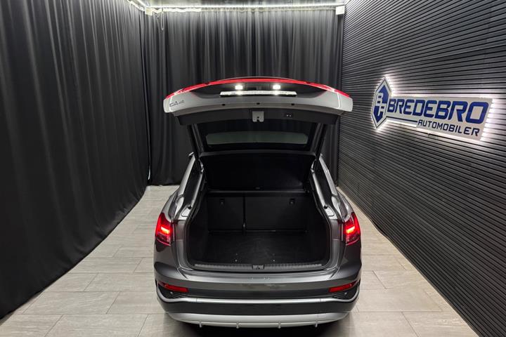 Grå Audi Q4 e-tron fra 2024