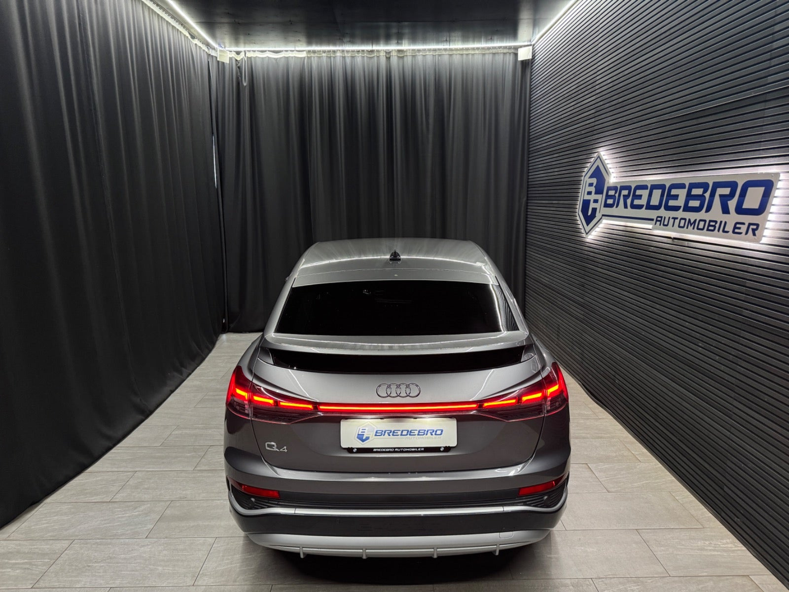 Grå Audi Q4 e-tron fra 2024