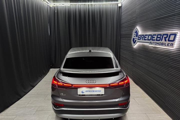 Grå Audi Q4 e-tron fra 2024