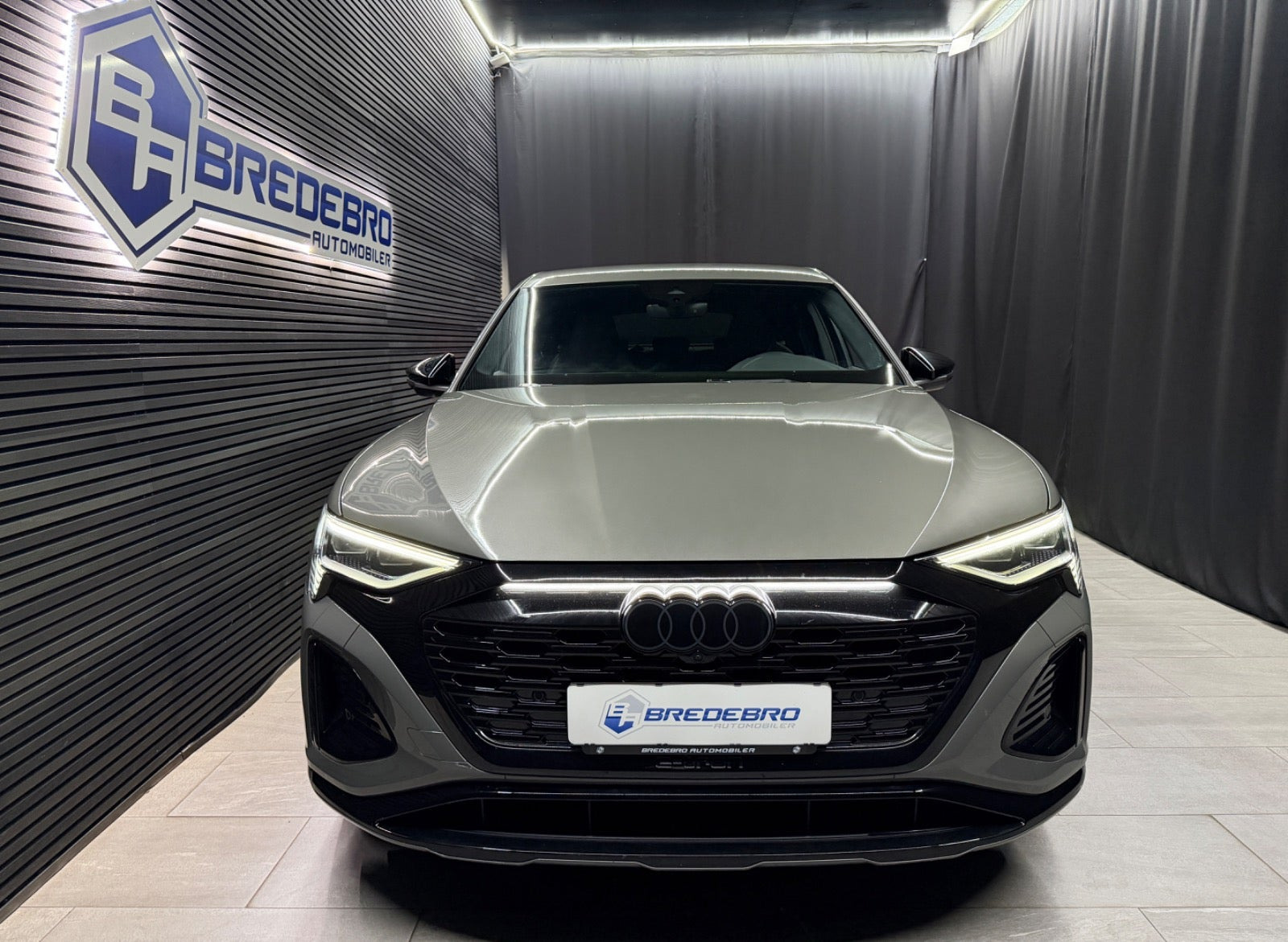 Grå Audi Q8 e-tron fra 2024