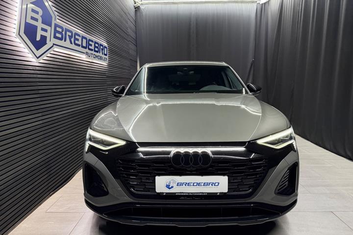 Grå Audi Q8 e-tron fra 2024