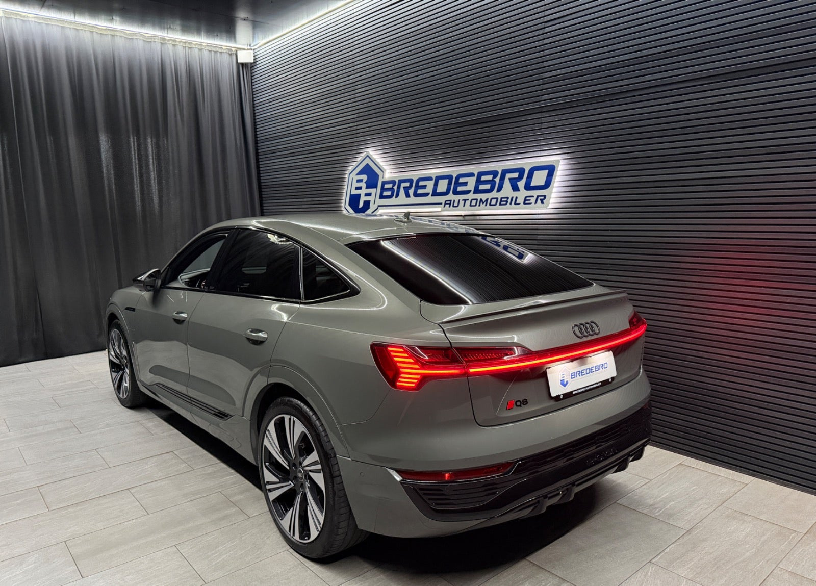 Grå Audi Q8 e-tron fra 2024